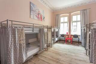 Хостелы Babel Hostel Вроцлав Кровать в общем номере для мужчин и женщин с 10 кроватями-5